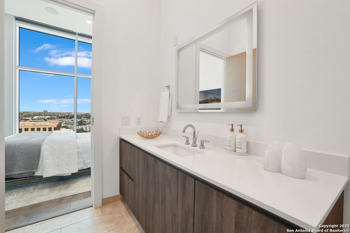 123 Lexington UNIT 1806