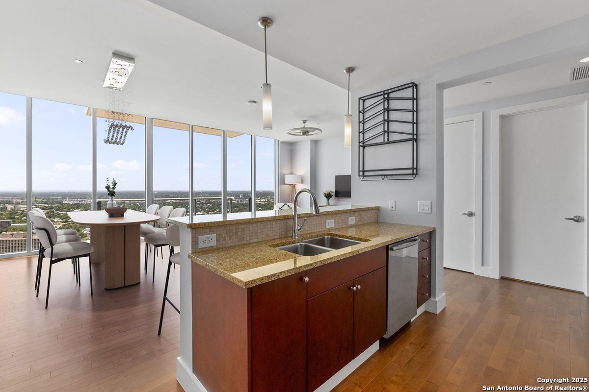 610 E Market UNIT 2811