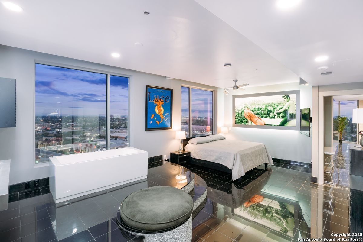 610 E Market UNIT 2818