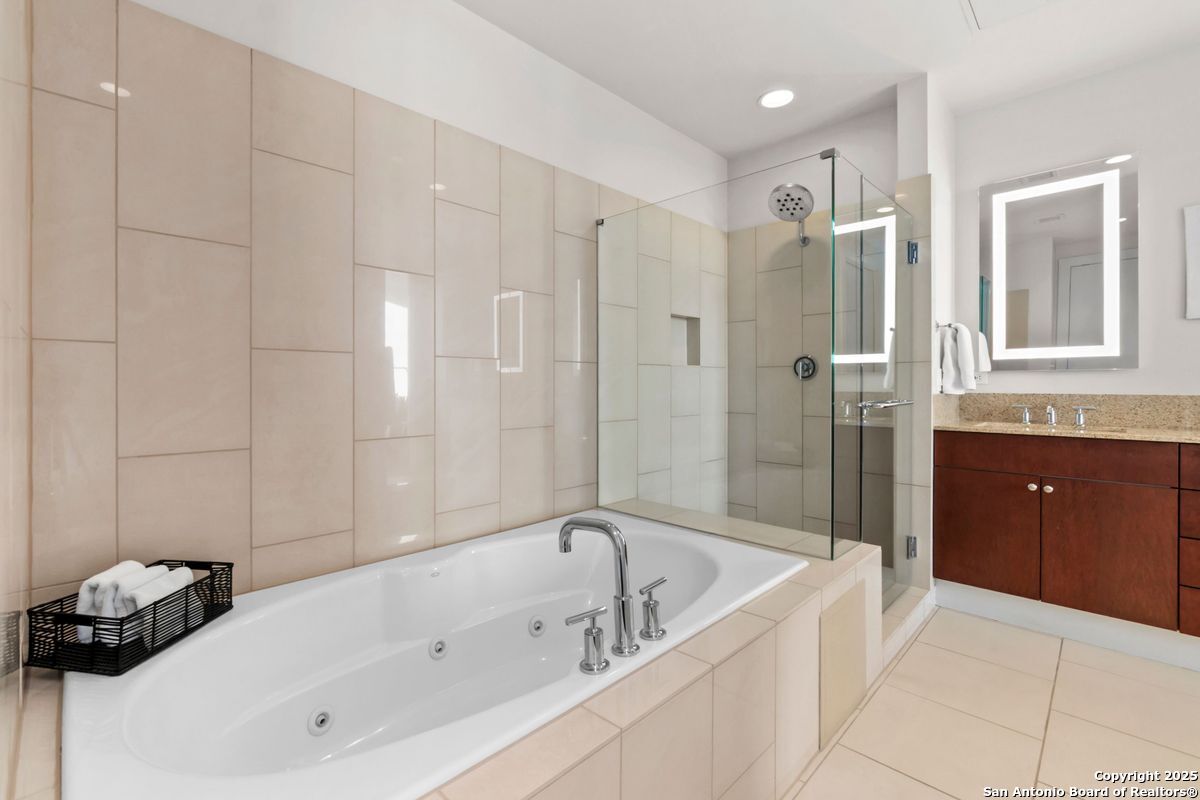 610 E Market UNIT 2905