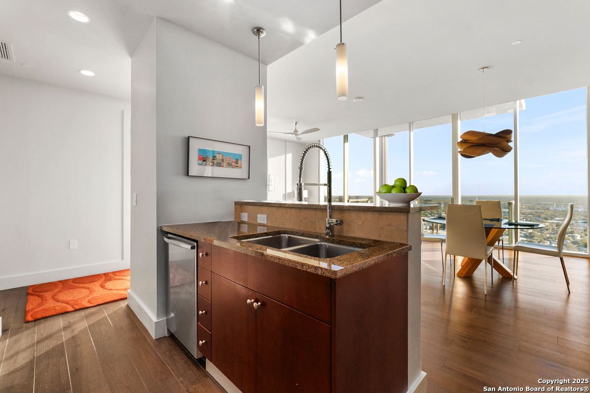 610 E Market UNIT 2905