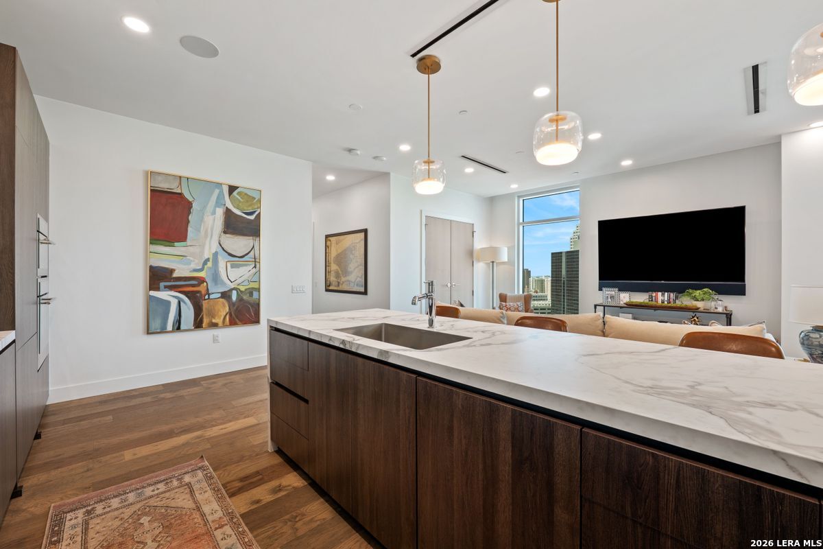 123 Lexington APT 1410