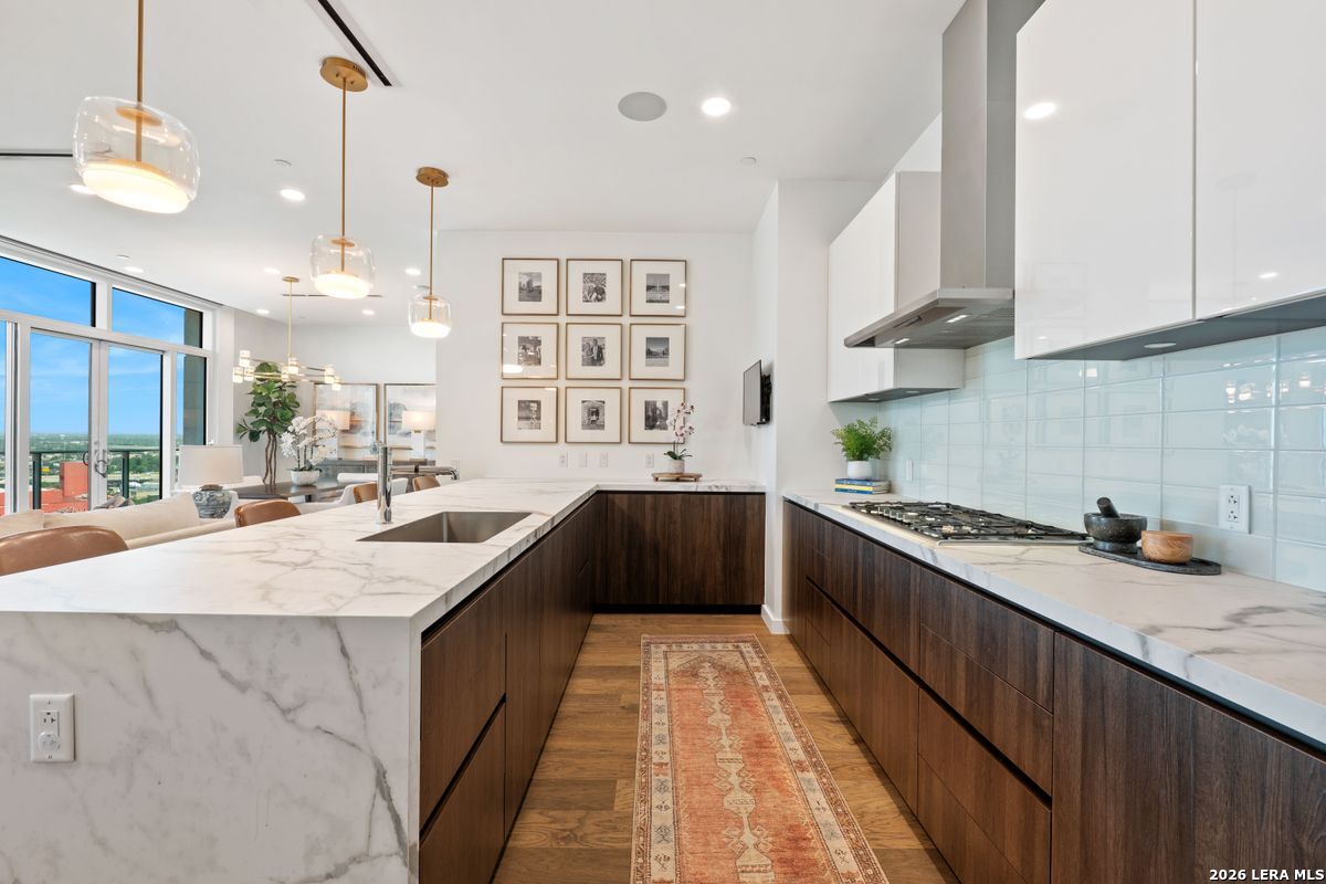 123 Lexington APT 1410