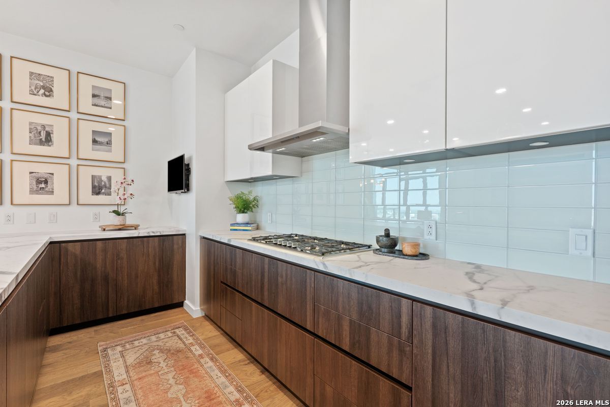 123 Lexington APT 1410
