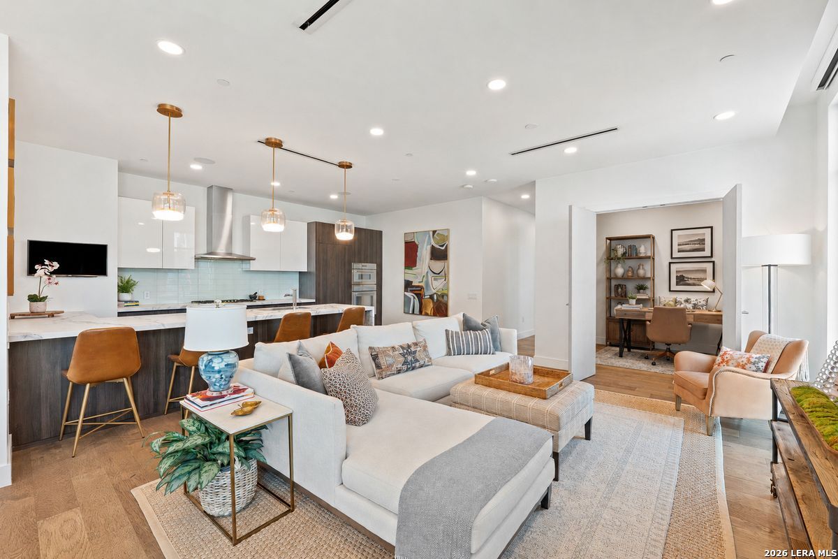 123 Lexington APT 1410