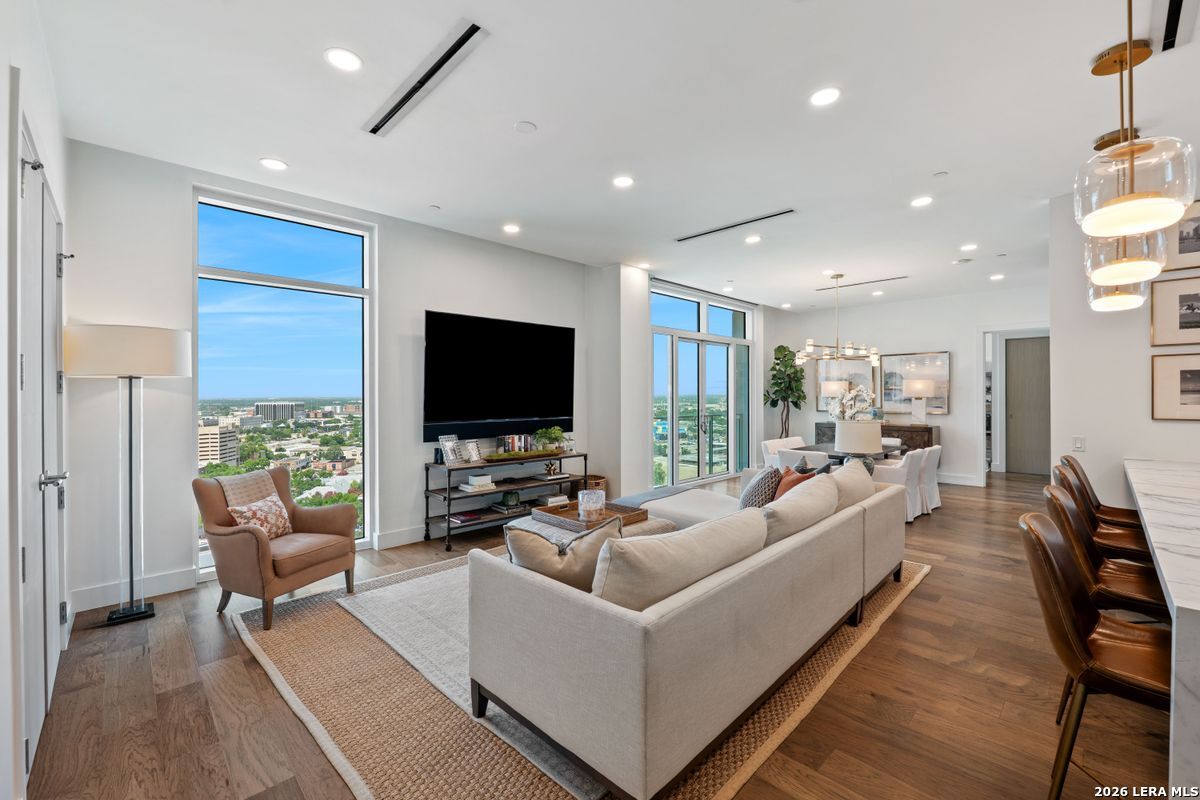 123 Lexington APT 1410
