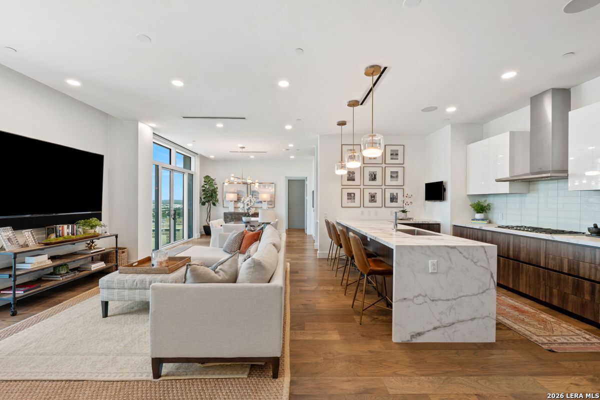 123 Lexington APT 1410
