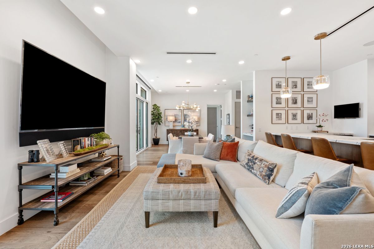 123 Lexington APT 1410