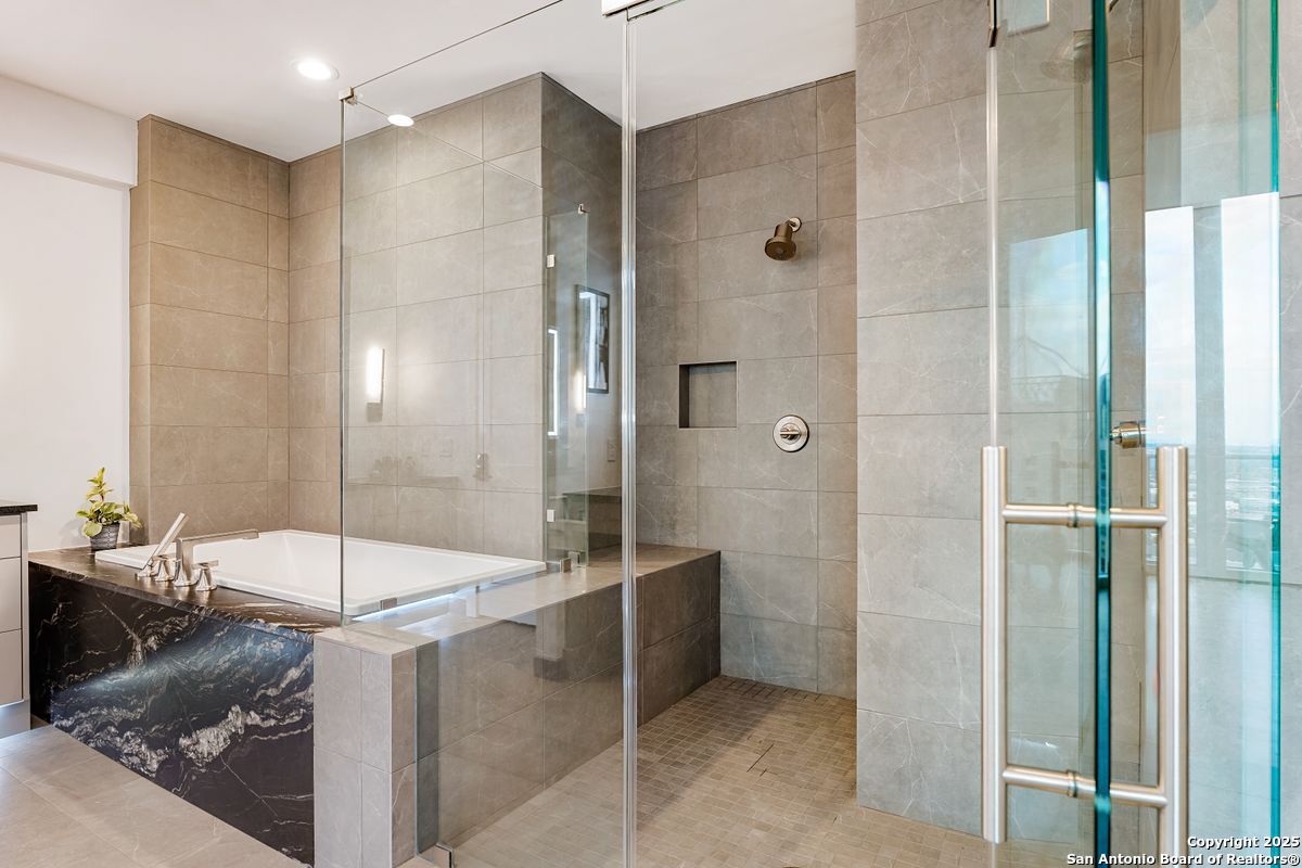 610 E Market UNIT 3304