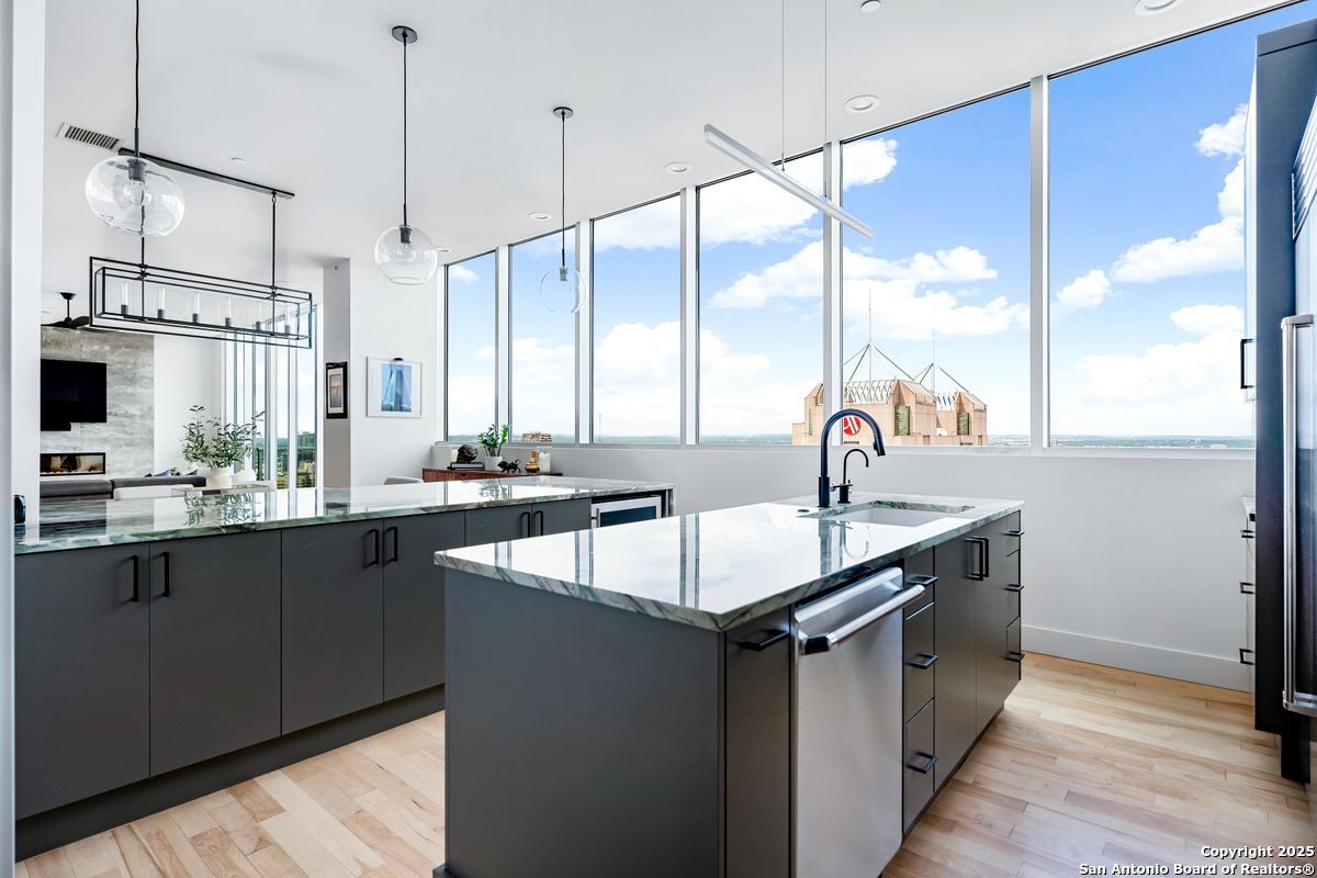 610 E Market UNIT 3304