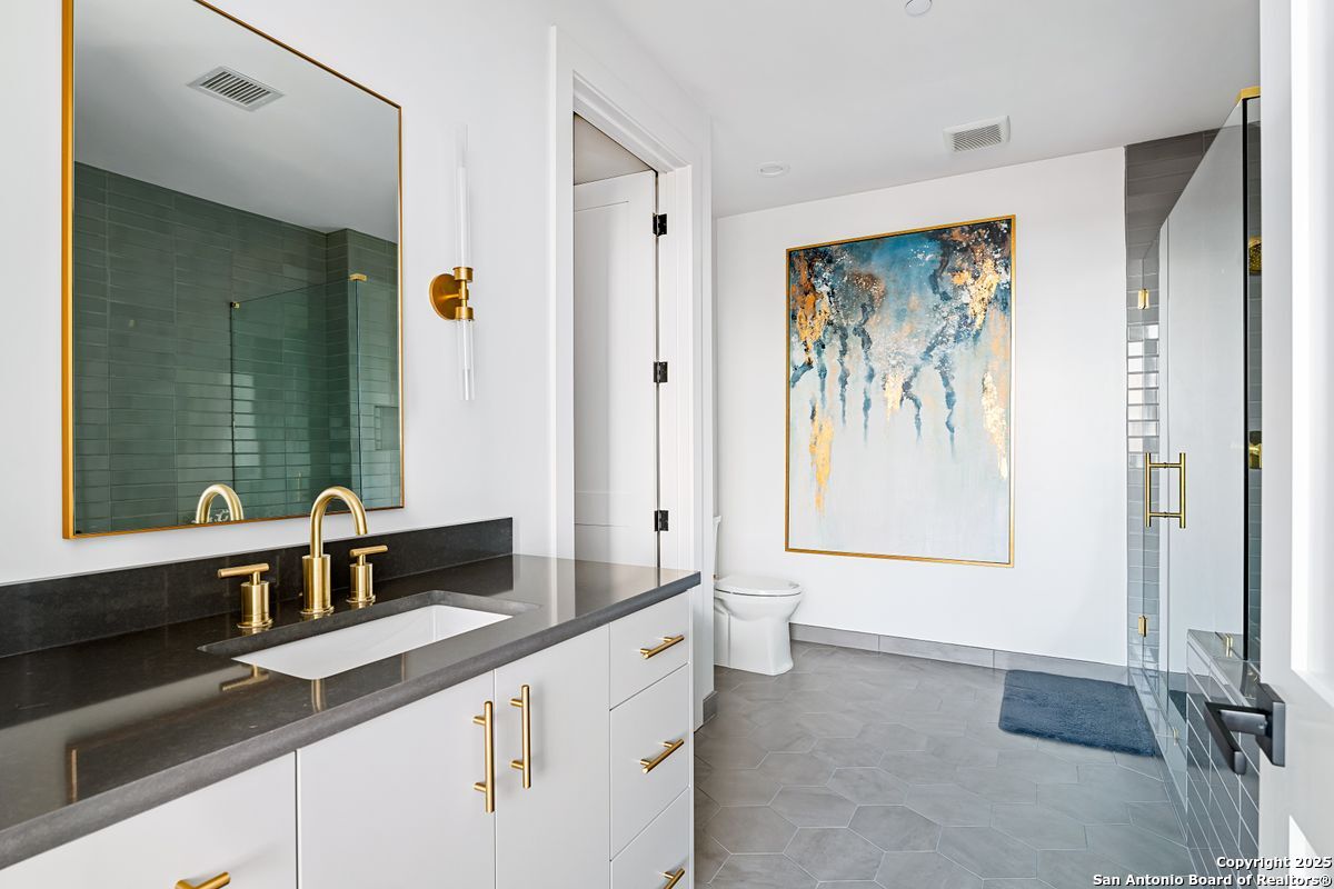 610 E Market UNIT 3304