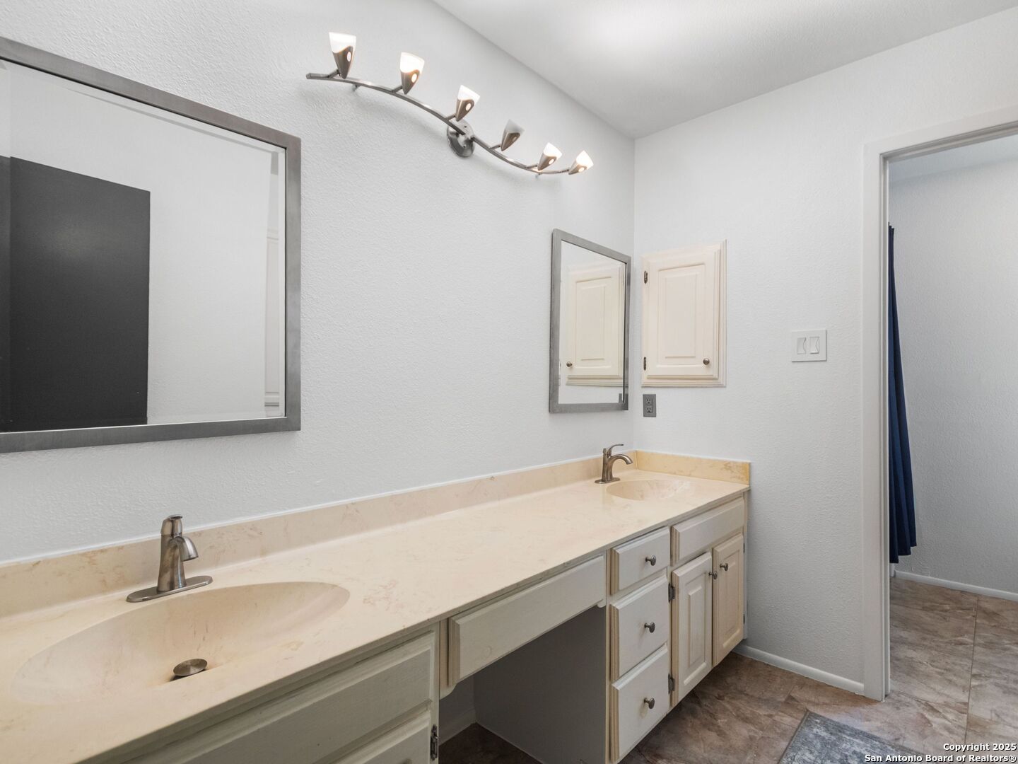 4526 Honey Locust Woods