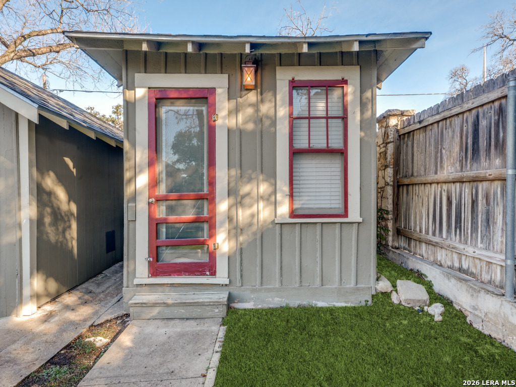 325 E Huisache