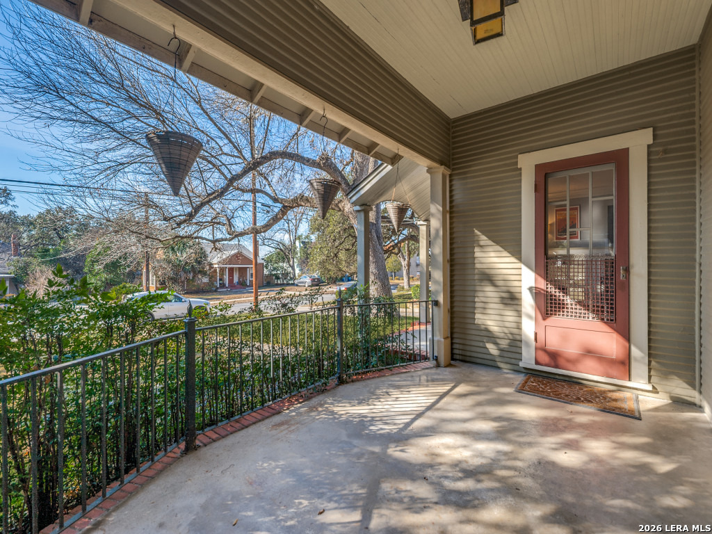 325 E Huisache