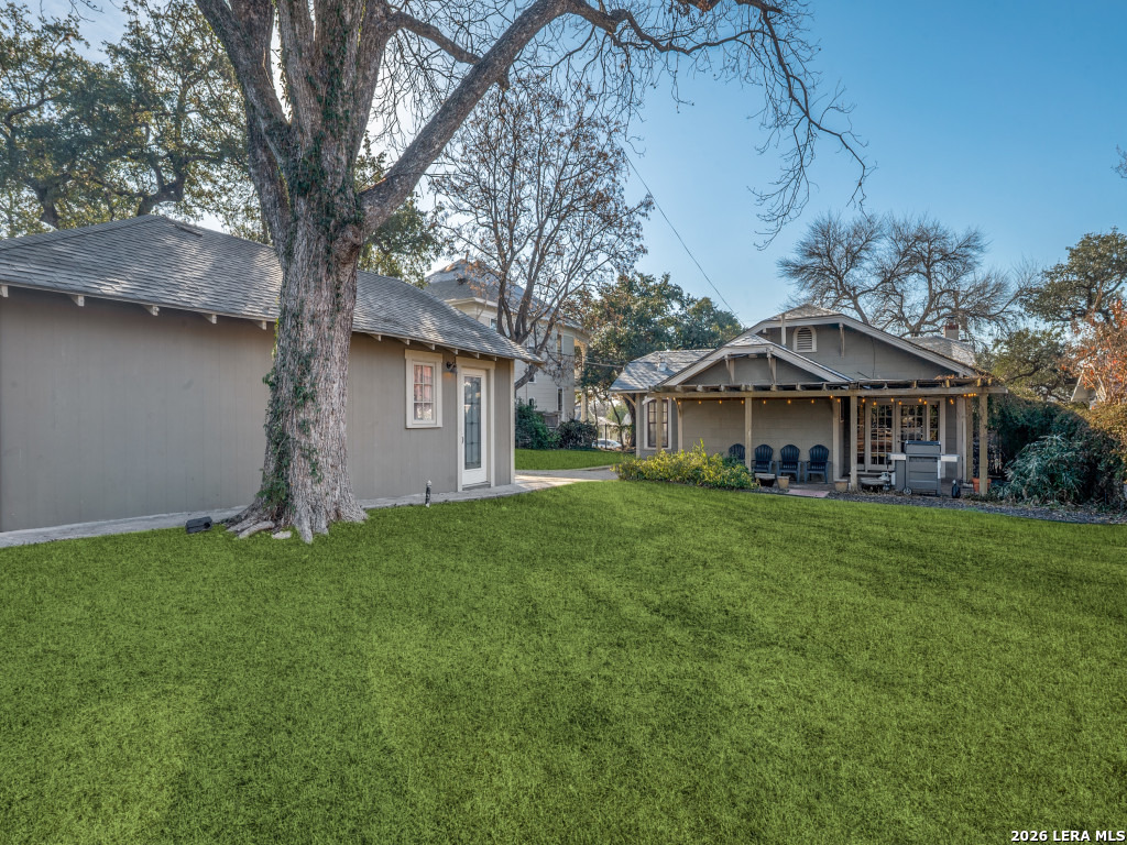 325 E Huisache