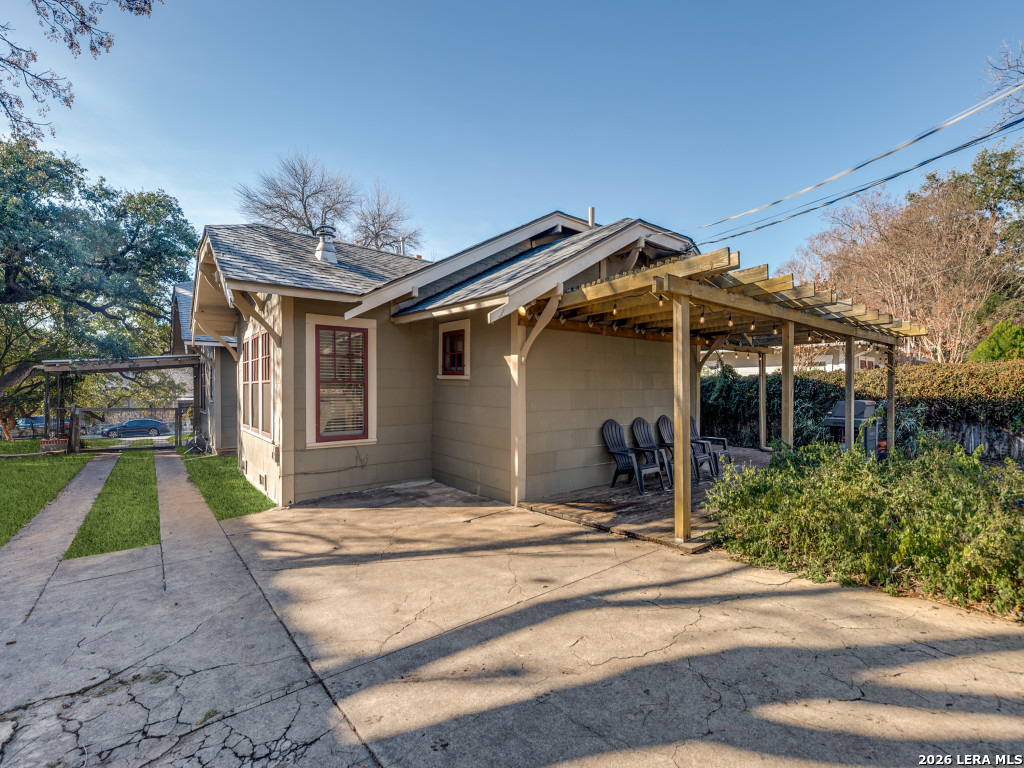 325 E Huisache