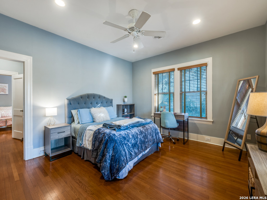 325 E Huisache