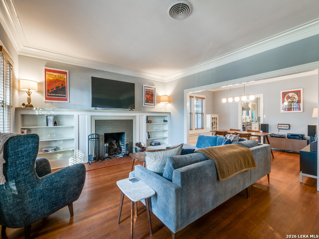 325 E Huisache