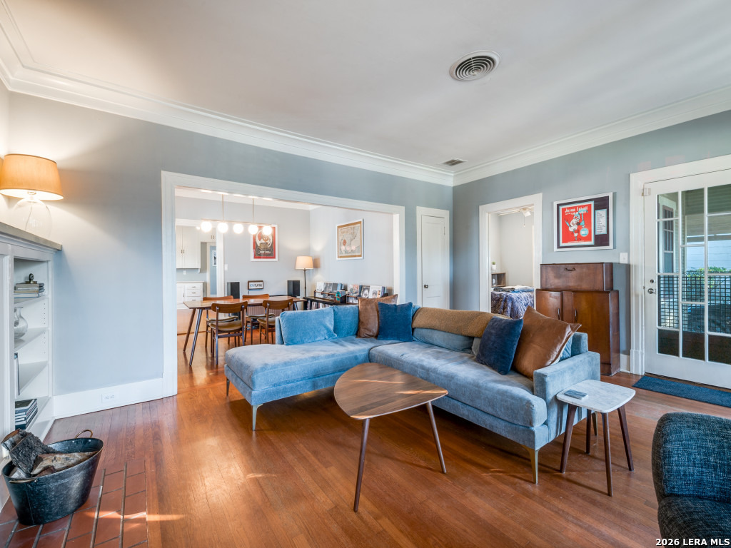 325 E Huisache