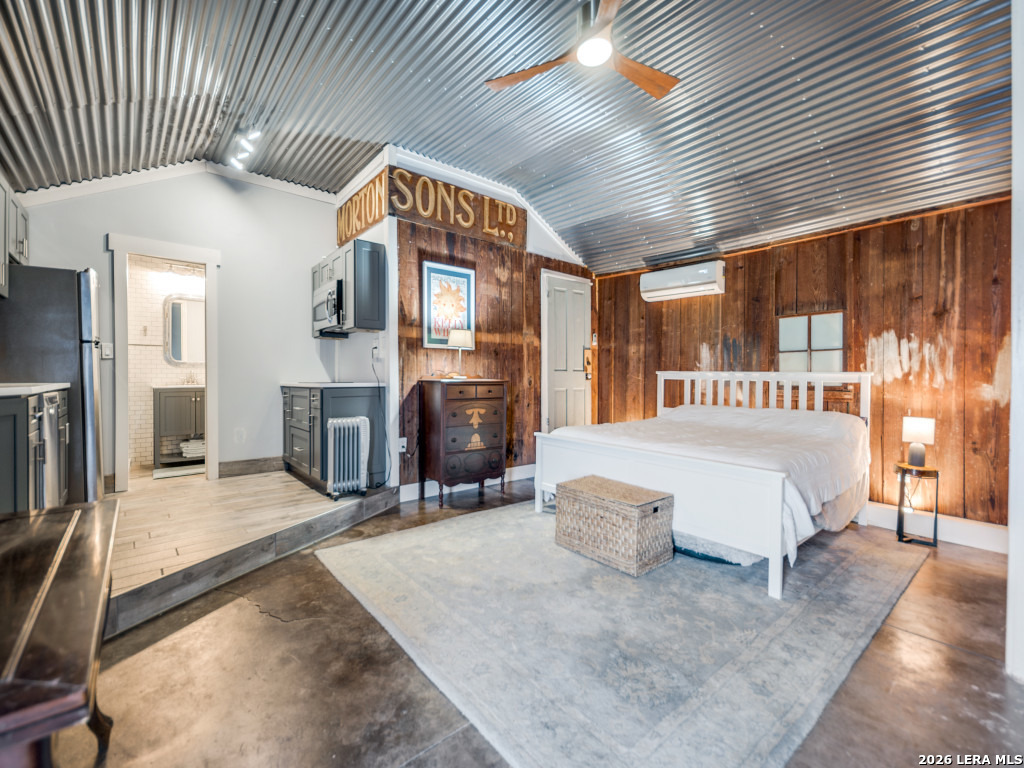 325 E Huisache