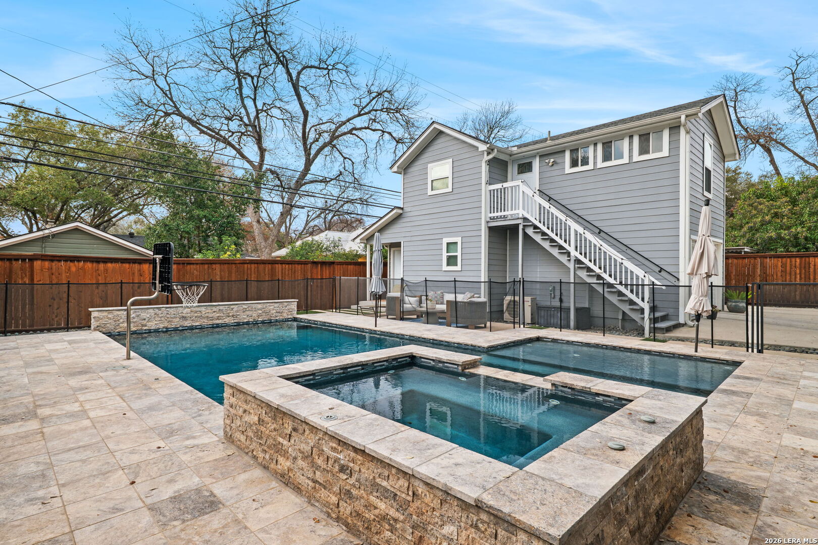 160 E Oakview
