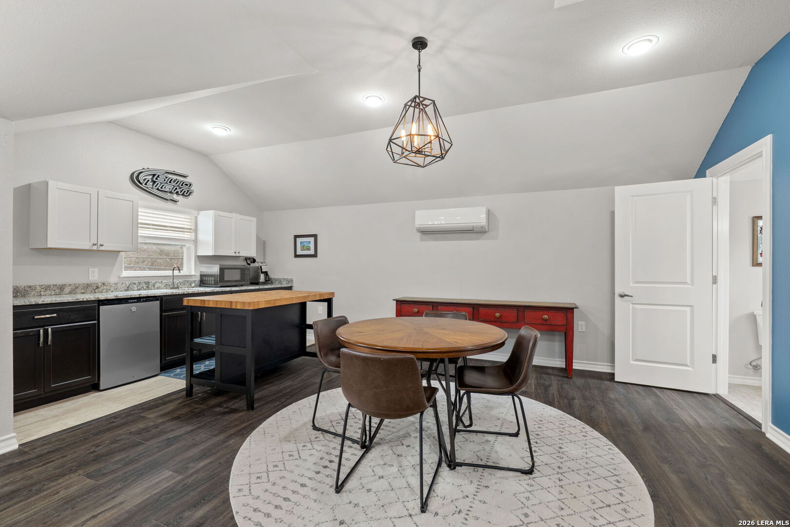 160 E Oakview