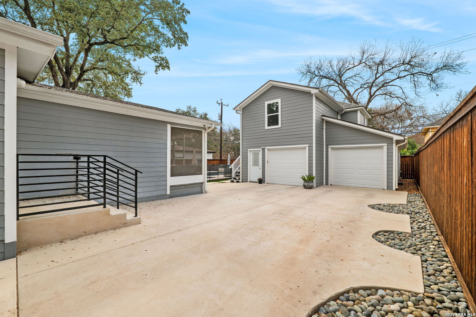 160 E Oakview