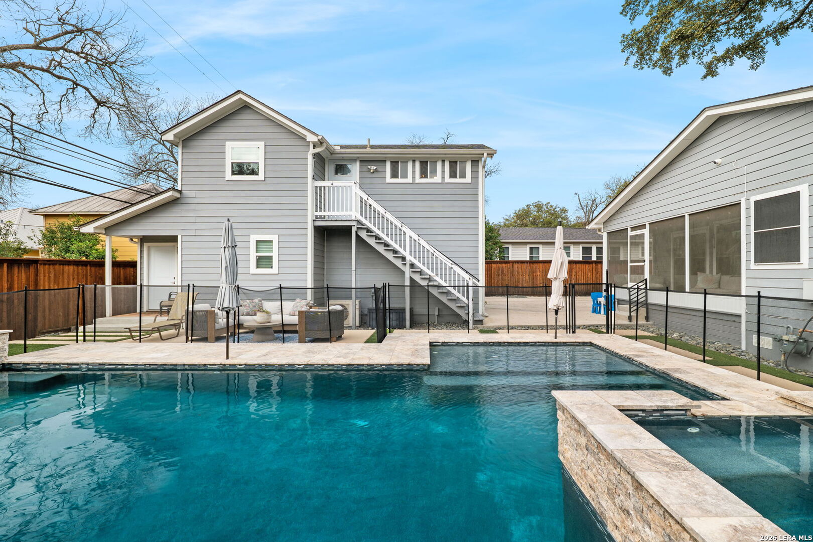 160 E Oakview