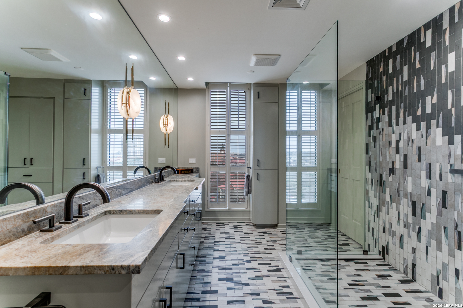 200 Patterson APT 700