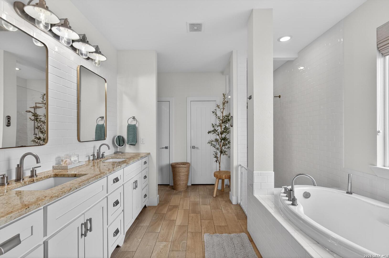 5830 Lago Vista
