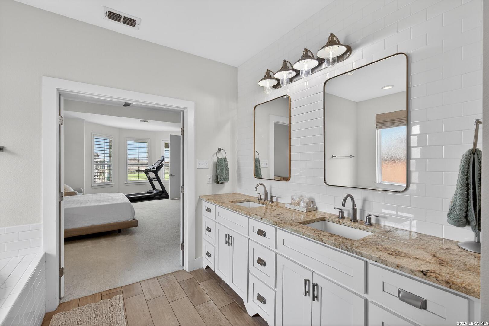 5830 Lago Vista