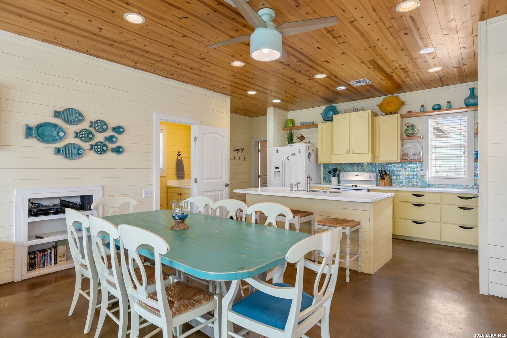 301 E Avenue C 301