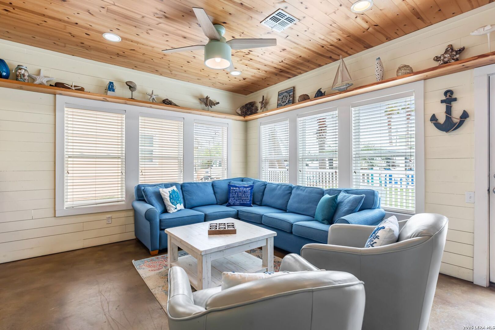 301 E Avenue C 301