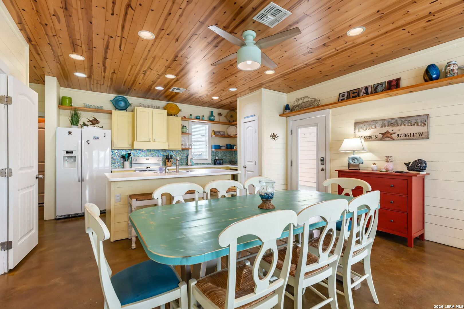 301 E Avenue C 301