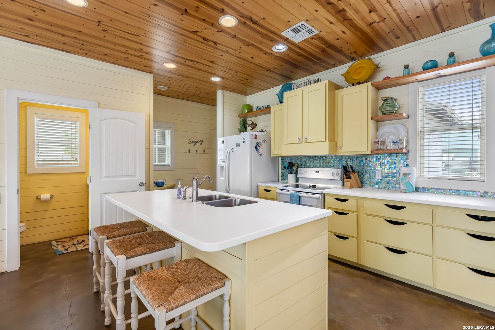 301 E Avenue C 301
