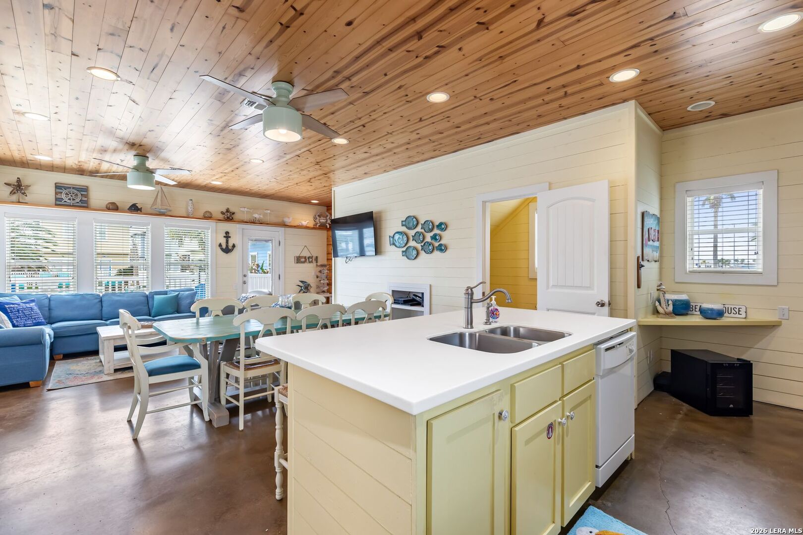 301 E Avenue C 301