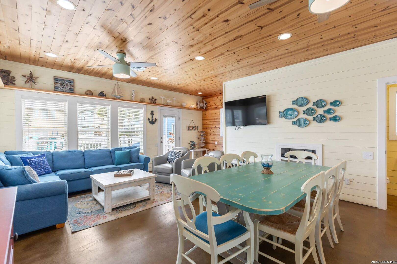 301 E Avenue C 301