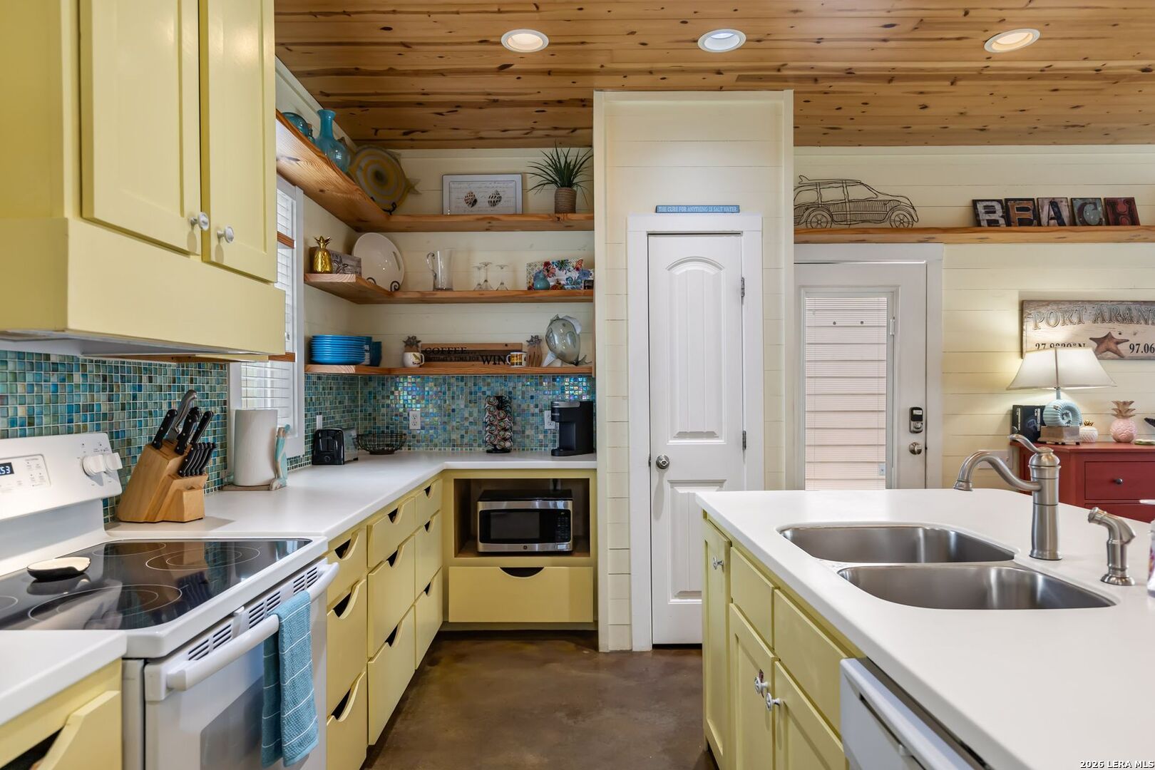 301 E Avenue C 301