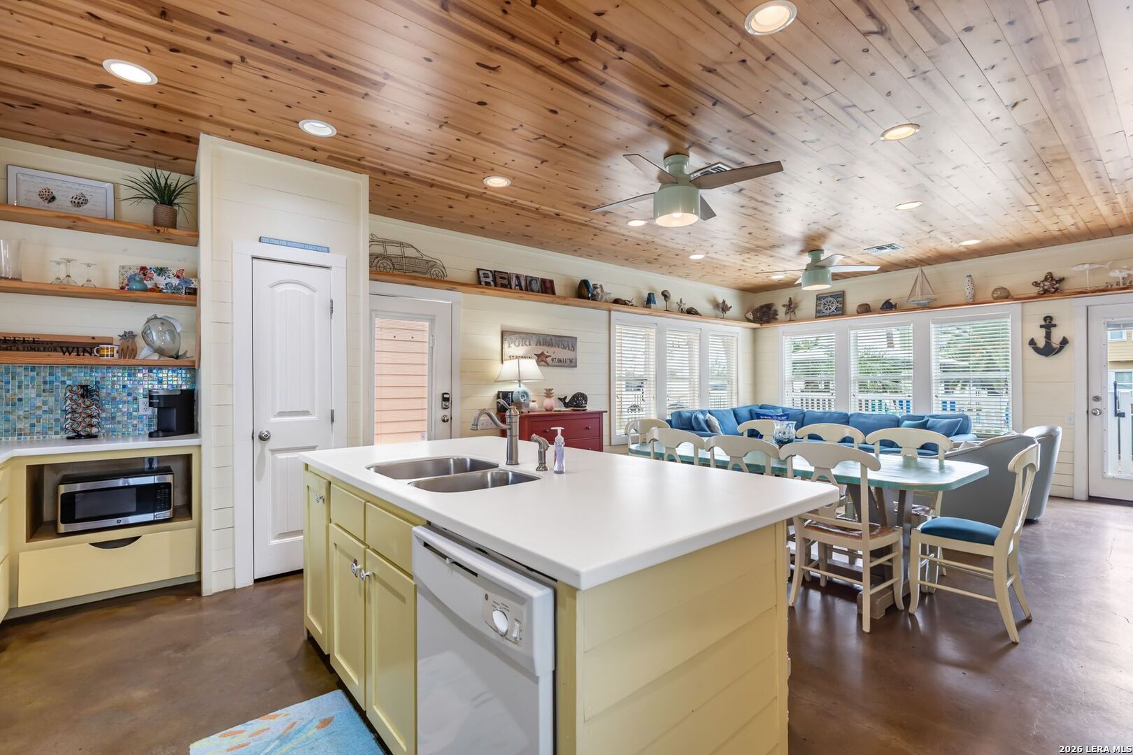 301 E Avenue C 301