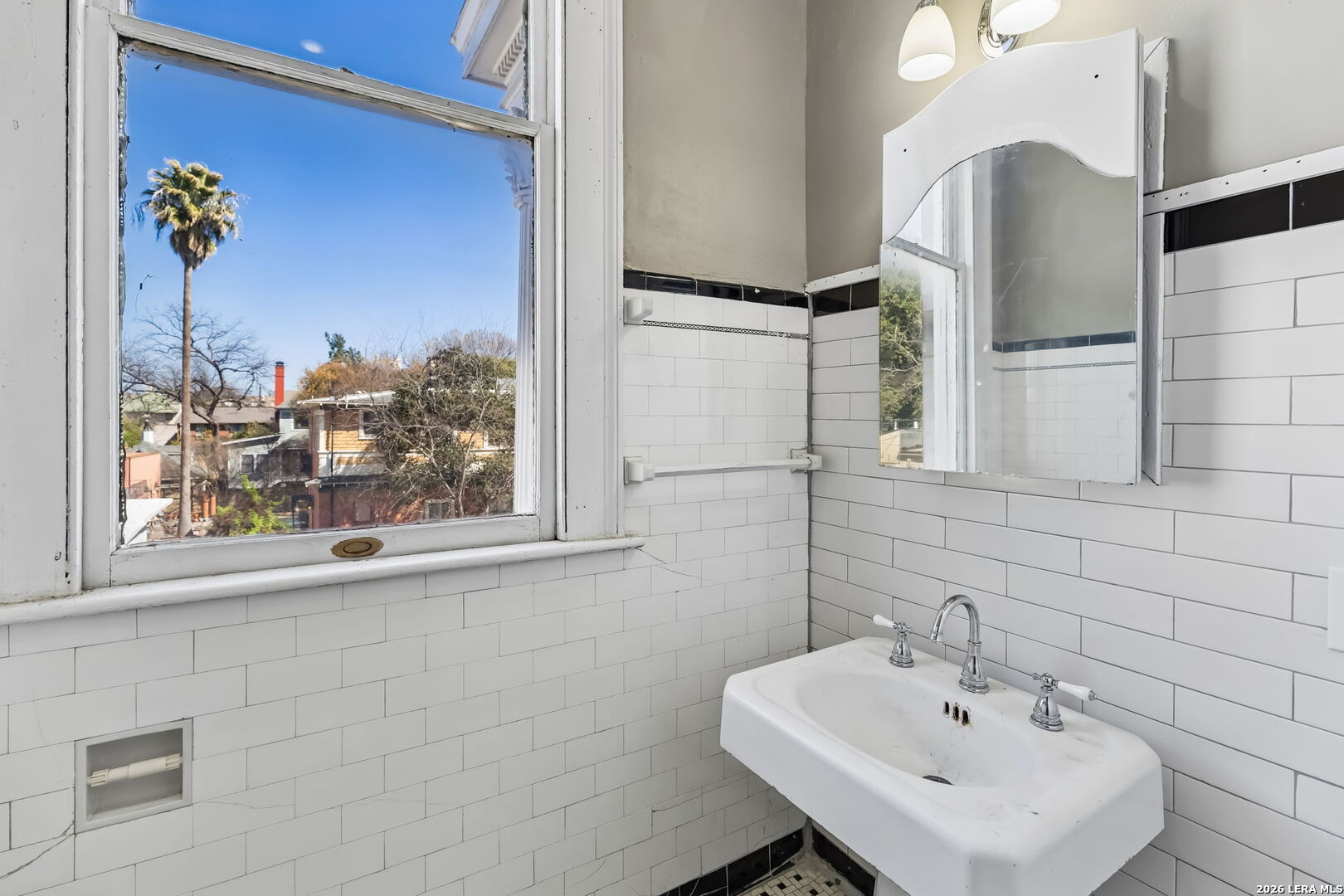 339 W Woodlawn Ave