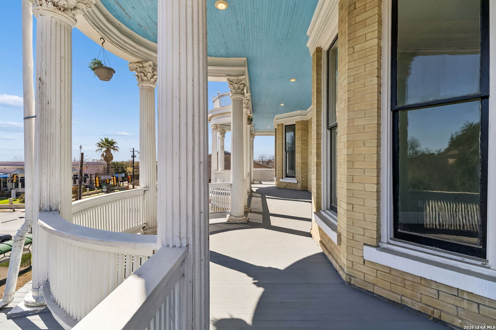 339 W Woodlawn Ave