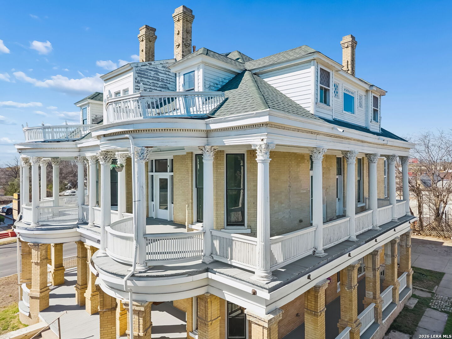 339 W Woodlawn Ave
