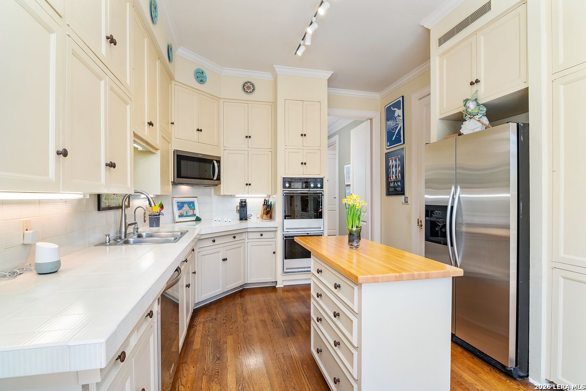 122 Chester APT 2