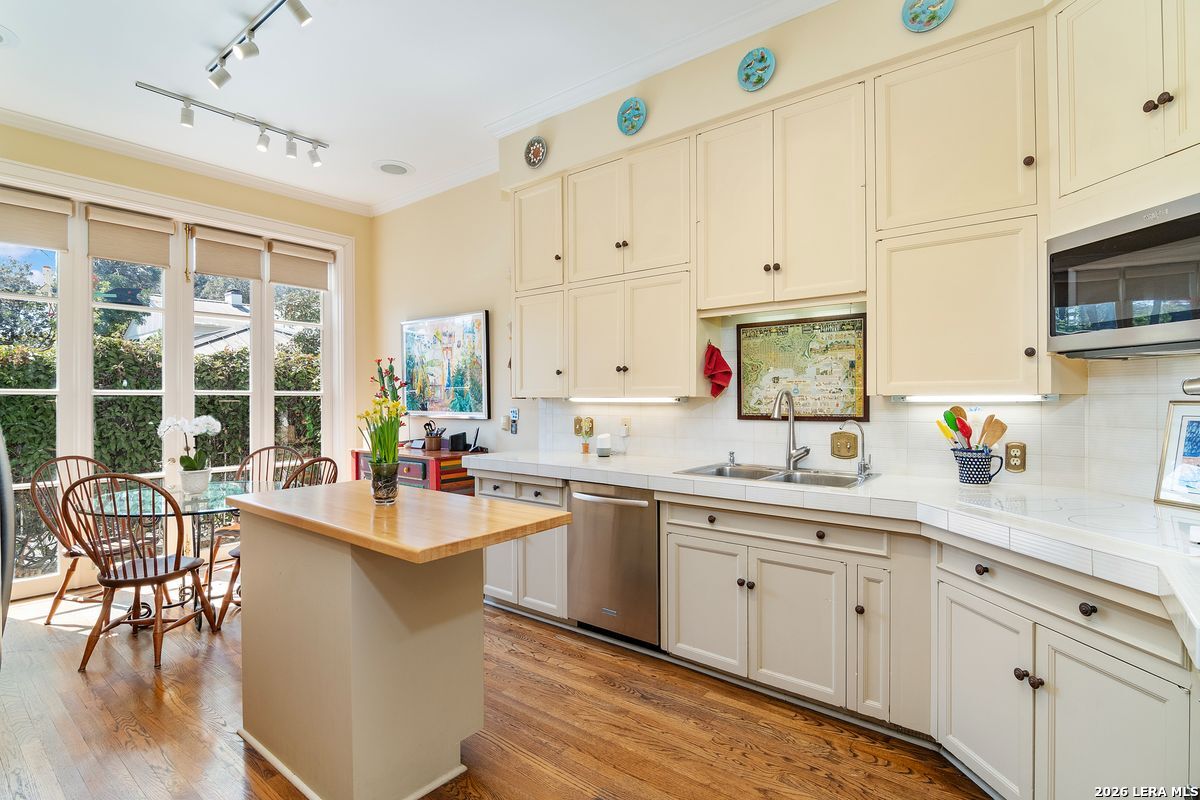 122 Chester APT 2