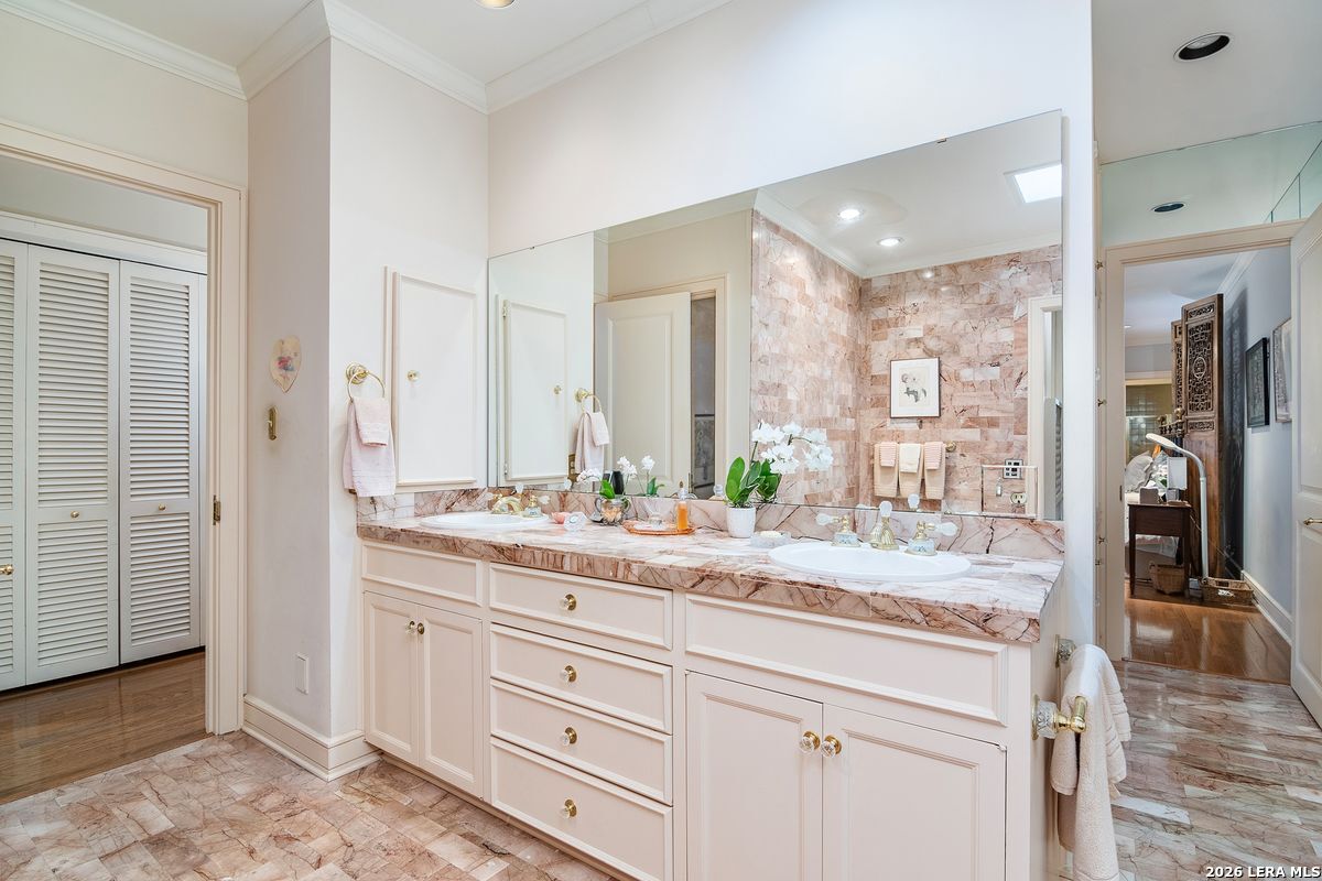 122 Chester APT 2