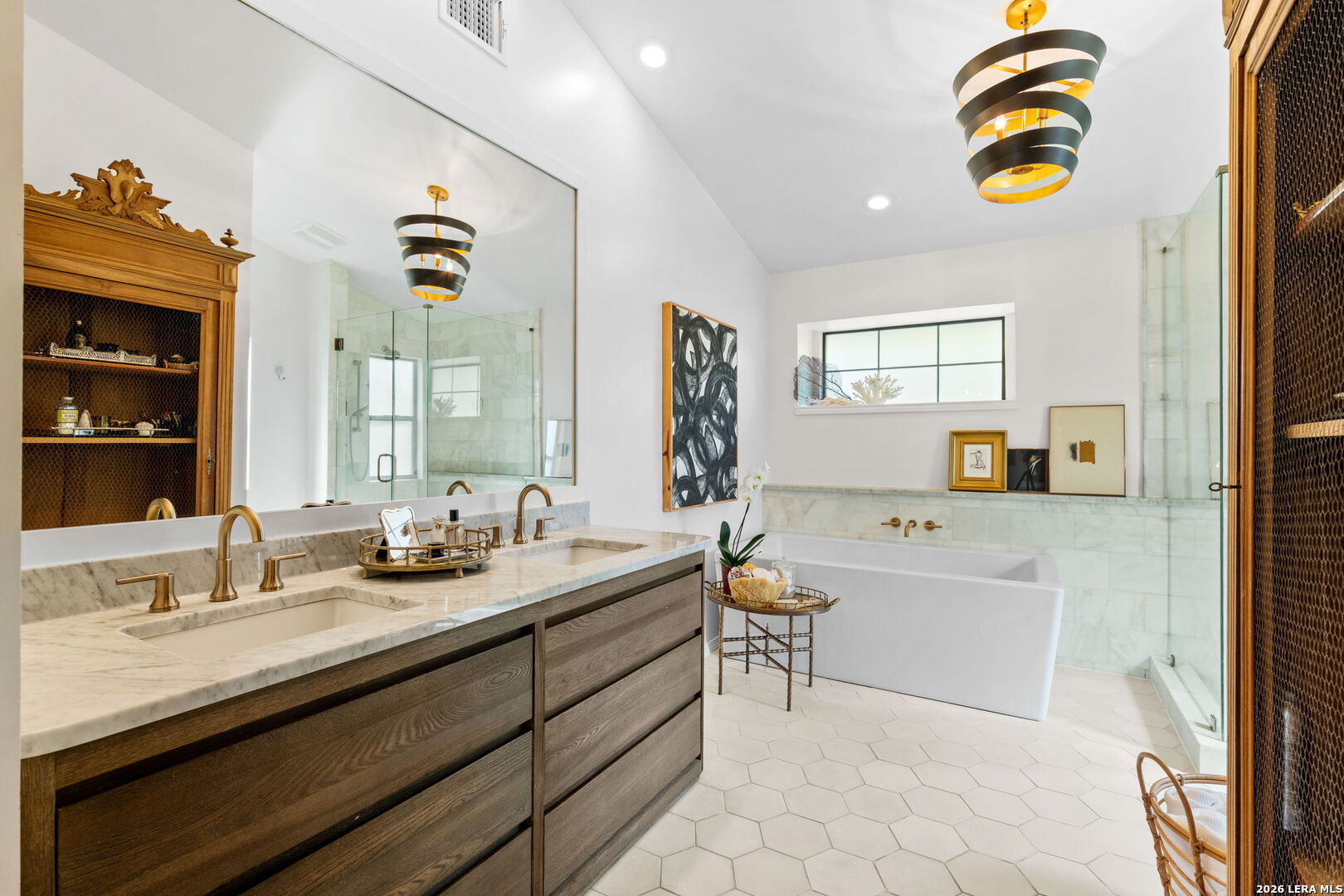 122 W Edgewood