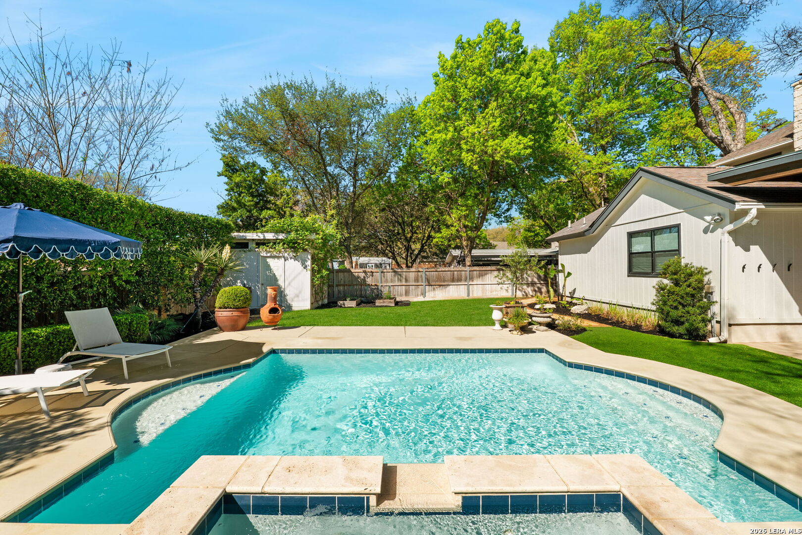 122 W Edgewood