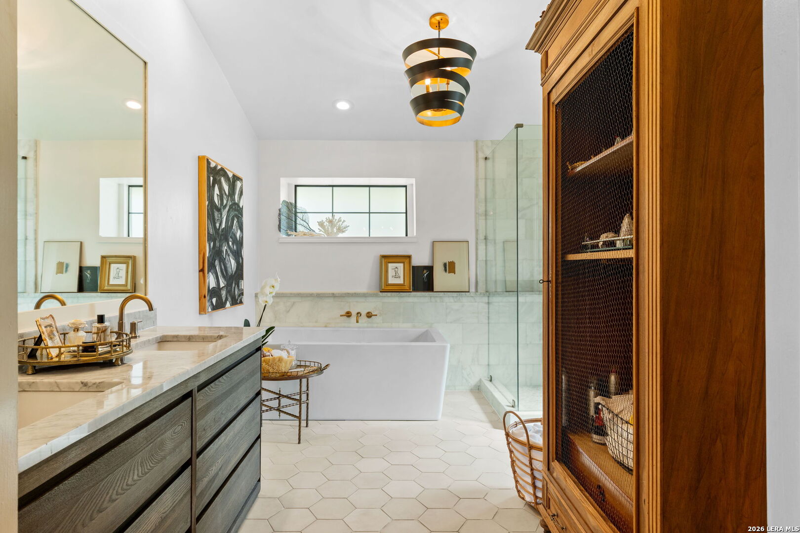 122 W Edgewood