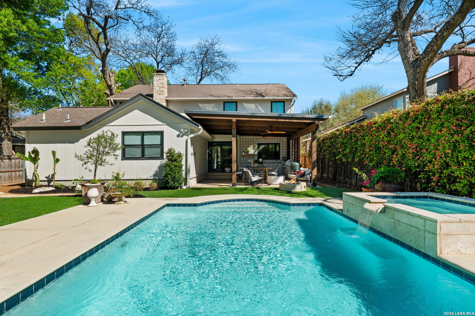 122 W Edgewood