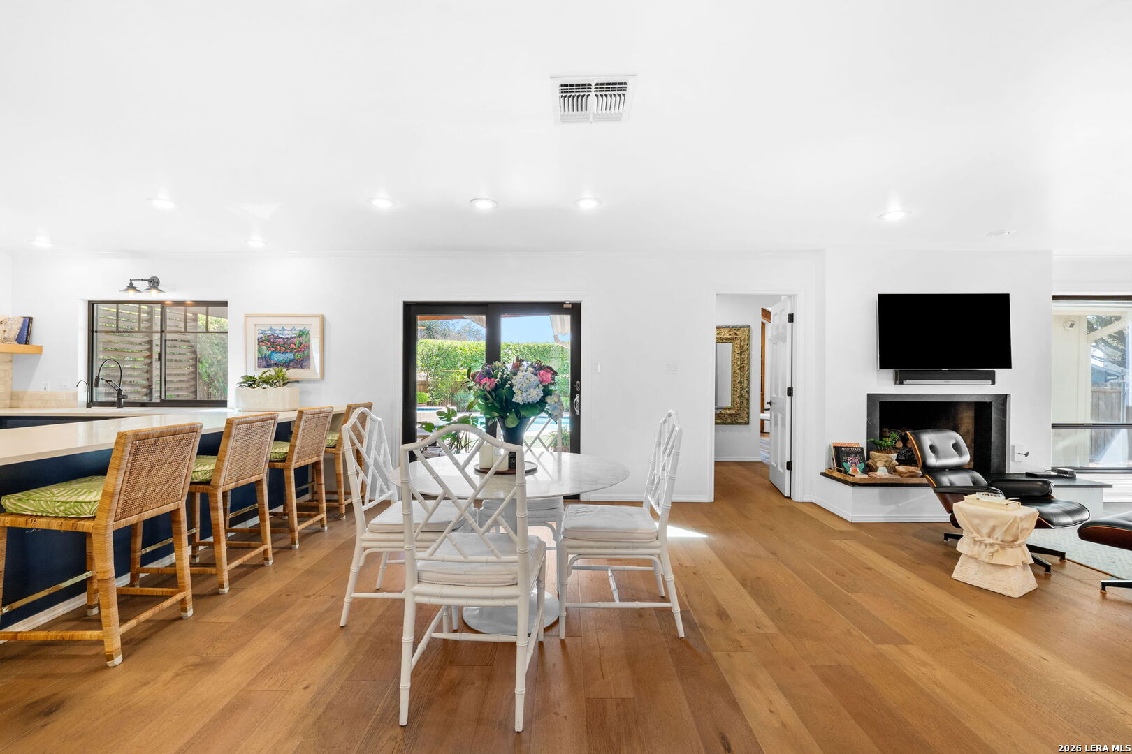 122 W Edgewood